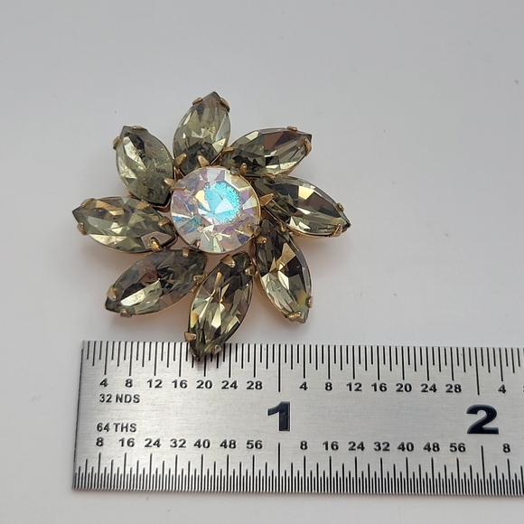 Vintage Rhinestone Flower Shape Brooch - Picture 7 of 8